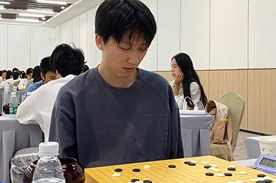 図2：2023中国囲碁個人選手権、男子組優勝の王世一七段。