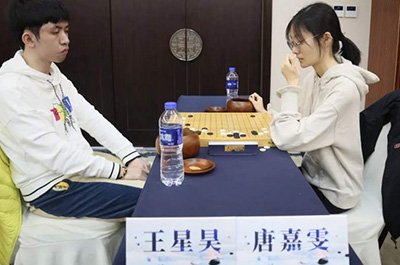 図1：男女対決で女流棋士が力強く勝利。