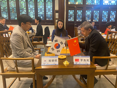 図3：久々の公式戦に挑んだ睦鎮碩九段、初戦で羅洗河九段に勝利。