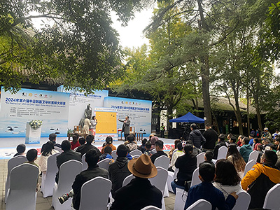 図4：聶衛平九段と張璇八段による大盤解説の様子。