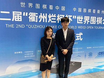 図2：対局後、辜梓豪九段の夫人が申真諝九段にツーショットを申し出る様子。