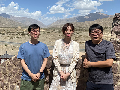 図3：日本チーム（左から井山裕太九段、謝依旻七段、孔令文七段）が新疆アクス地区ウシュ県の天山烽火台の前で記念撮影。