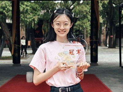 図1：優勝を飾った唐嘉雯女流国手。