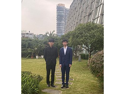 図2：決勝に進出した両棋士の記念写真。