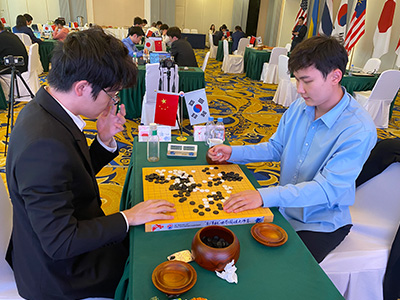 図4：南洋杯では初めてフィッシャー方式が導入され、チェスを参考にした音声ガイドなしの時計が使用された。第1ラウンドで朴廷桓九段（31歳）は宿敵・柯潔九段と対局し、勝率90％に迫る複雑な攻め合い戦の最中に時間切れで敗れるという悔しい結果となった。