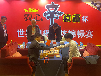 図2：武宮正樹九段（74歳）、兪斌九段（57歳）らが謝爾豪九段と芝野虎丸九段の検討を見守る。