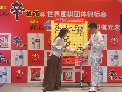 図3：楊楷文九段（28歳）と王香如初段（34歳）が現地で大盤解説を行う。