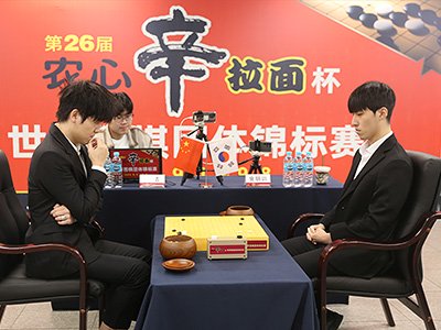 図4：第26回農心杯は2024年9月に中国吉林省延辺で開幕。中国チームの先鋒として2連勝していた柯潔九段（27歳）は、優勢の中で時計を押し間違えて金明訓九段（27歳）に時間切れ負けを喫し、。この一局が2025年1月の大きなルール論争の伏線となった。