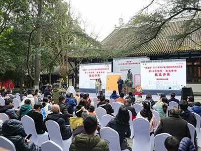 図3：体調不良の聶衛平九段（72歳）に代わって会場の杜甫草堂で解説を務める王元八段（64歳）と張璇八段（56歳）。