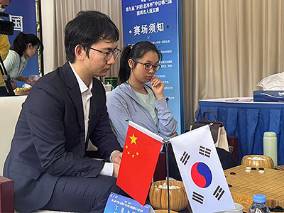 図1：優勝した丁浩九段・周泓余七段ペア。