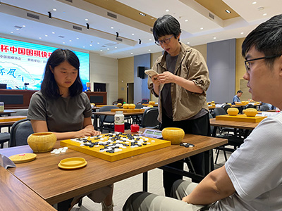 図4：阿含・桐山杯は中国のプロ・アマ問わず全員に参加資格がある。今大会、アマチュア勢の勝利はなかったものの、女流棋士の王晨星五段（34歳）が目覚ましい活躍を見せ、楊楷文九段（27歳）、陳家瑞五段（15歳）、厳歓七段（35歳、右）を連破。残念ながら予選最終戦で李維清九段（25歳）に敗れたものの、女流棋士として過去20年間で阿含・桐山杯における最高成績を収めた。