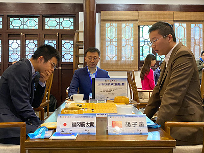 図2：福岡航太朗七段（19歳）が、2019年に東京で開かれたペア碁俊英ドリームマッチで対戦した胡子豪七段を破った。