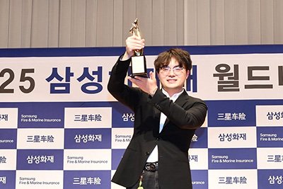 図1：廖元赫九段、優勝トロフィーを掲げる。
