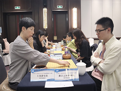 図5：丙級リーグでは女流棋士の登録も認められている。大ベテランの芮廼偉九段（62歳、左）は主将を務め、4勝4敗を獲得し、今なお健在ぶりを示した。