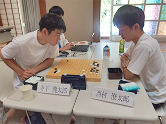いよいよ最強位戦準々決勝戦が開始。寺下龍太郎さん(九州大学：左)と西村僚太郎さん(立命館大学：右)