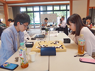 昇位戦準決勝戦も始まった。横山裕太さん(摂南大学：左)と大垣美奈さん(目白大学：右)の対局