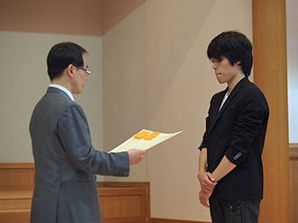 最強位戦優勝の星合さん、坂井八段から賞状を受け取る