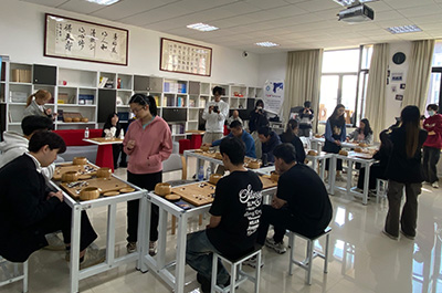 図4：周泓余七段と高星四段が上海建橋学院の囲碁教室で、囲碁専攻の学生たちを指導している。
