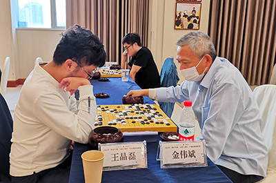 図3：中国の囲碁が高度にスポーツ化されているため、高齢の棋士が試合に参加することは非常に稀である。今大会の当湖十局杯予選で、金偉斌七段が王晶磊初段（27歳）に勝利した対局は、中国囲碁の公式戦における最高齢勝利記録のトップ5に入った。
