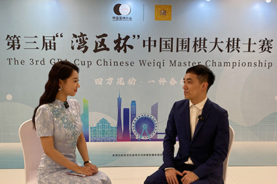 図3：杨楷文九段が優勝後にインタビューを受けた。