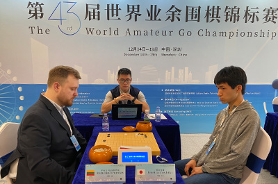 図4：大棋士戦の決勝戦と同時期に、深圳で第43回世界アマチュア囲碁選手権大会が開催された。写真は日本の栗田佳樹さんがヨーロッパの選手と対戦する様子である。