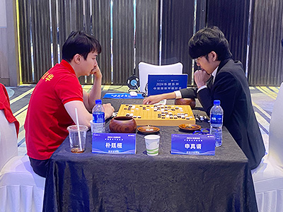 図2：なお2024年シーズンより中国囲甲リーグは外国人選手の対戦回避ルールを撤廃。これにより、多くの韓国棋士が同一リーグ内で対局する機会が生まれた。決勝では、韓国の申真谞九段と朴廷桓九段が対局。申九段が朴九段に対する連勝記録をさらに伸ばす結果となった。ちなみにこの日は朴九段の32歳の誕生日。勝負の厳しさが、皮肉なタイミングで突きつけられた。