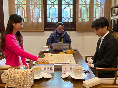 図3：桑原樹二段（17歳）が、唯一の女性出場棋士である呉依銘六段（19歳）に逆転勝ちを収めた。