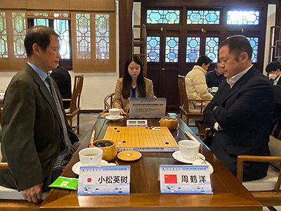図4：日中囲碁スーパー戦で中国の囲碁ファンによく知られている小松英樹九段（58歳）は、周鶴洋九段に一時優勢を築いた。