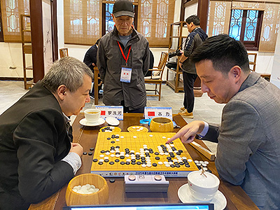 図5：四川囲碁界の元老、陳安斉六段（77歳）が、古力九段と羅洗河九段の対局を現地で観戦。