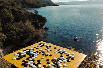 オウレーンさんがたまたまSNS上で発見したマケドニア・オフリッド湖畔での囲碁写真。（写真：Elena Gligoroska、Filip Paskali、欧州囲碁連盟）